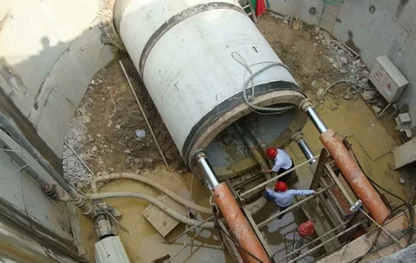 青岛泥水平衡顶管机施工现场