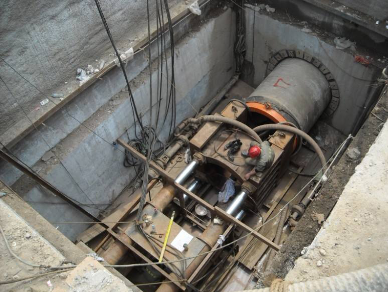 河北沧州顶管机施工现场