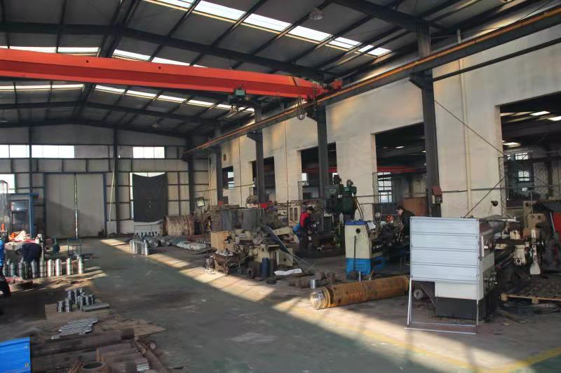 液压千斤顶生产车间的条幅标语特别醒目